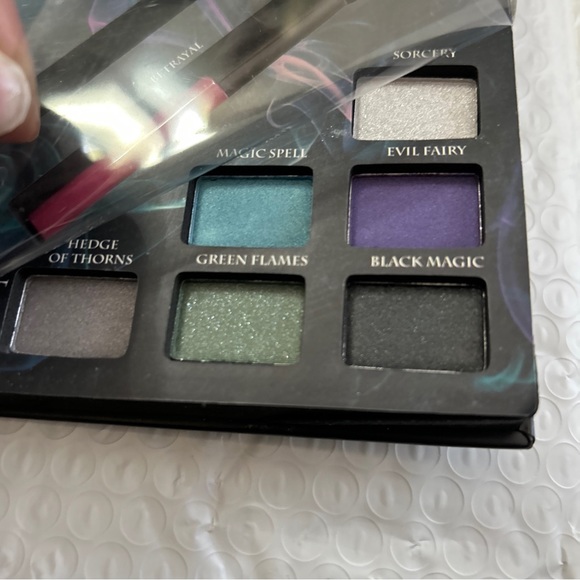 e.l.f. Disney Good vs Evil Let the Drama Begin Beauty Book super Rare find new - Picture 8 of 13